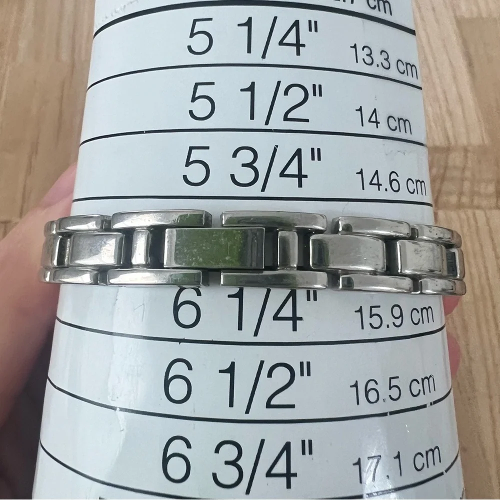 Unbranded ladies silver tone bracelet watch NEW BATTERY